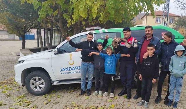 Yozgat’ta bulunan yaralı kızıl şahin çocukların ilgi odağı oldu