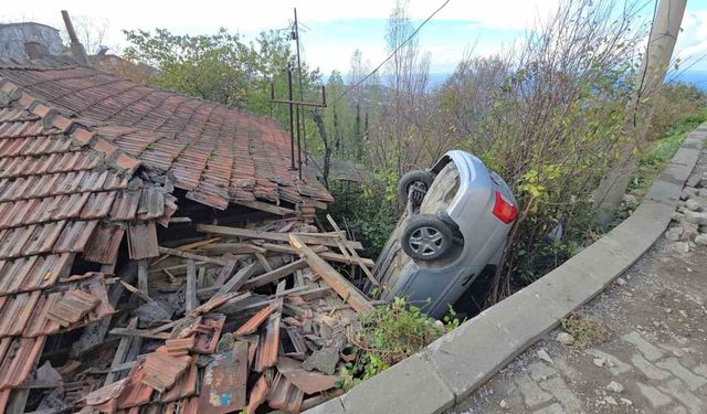 Zonguldak'ta kontrolden çıkan otomobil evin çatısına uçtu