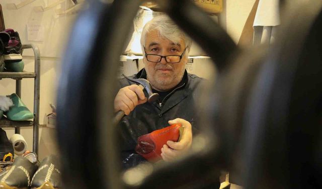 38 yıldır ilmek ilmek işleyerek mesleğini yaşatmaya çalışıyor