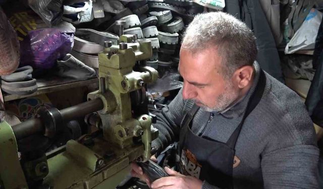 5 metrekarelik dükkanında 30 yıldır ayakkabı tamir ediyor