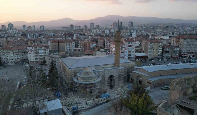 690 yıllık Sungurbey Camii aslına uygun olarak restore ediliyor