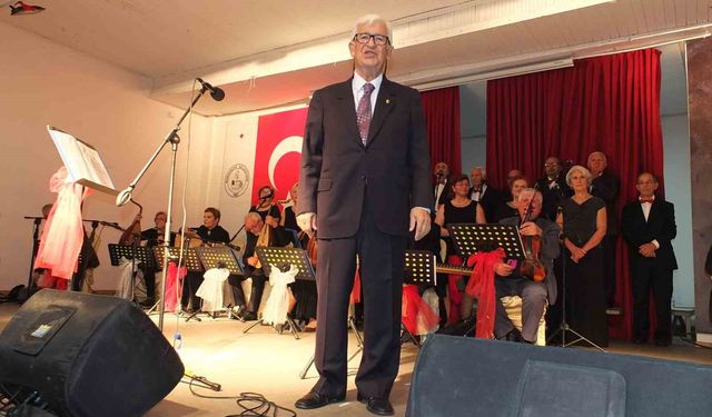 82 yaşındaki emekli müsteşar koro şefliği yapıyor