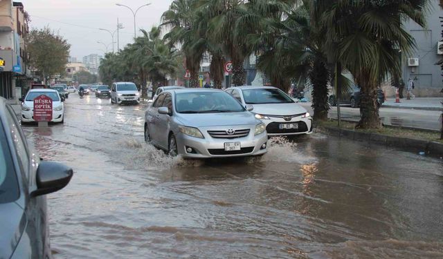 Adana'da patlayan içme suyu borusu sokakları göle çevirdi