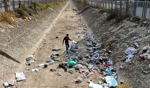 Adana'da sulama kanalları çöplüğe döndü