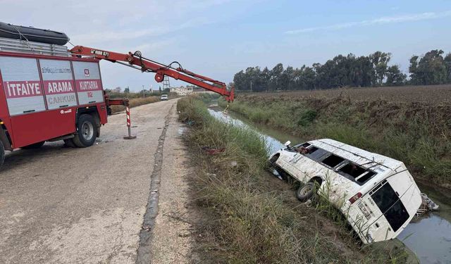 Adana'da tarım işçileri taşıyan servis kanala düştü: 18 yaralı
