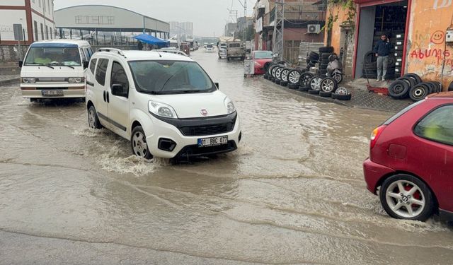 Adana'da yağmur hayatı olumsuz etkiledi: Semt pazarı göle döndü