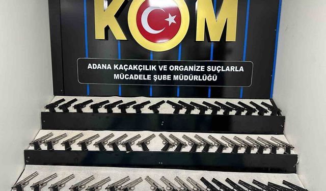 Adana'daki suç örgütlerine silah getiren 2 şüpheli tutuklandı: 53 tabanca ele geçirildi