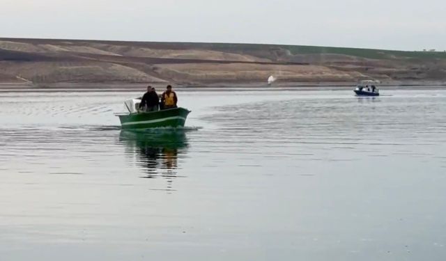Adıyaman'da baraj gölünde tekne alabora oldu: 5 kişiden 1'i kayıp