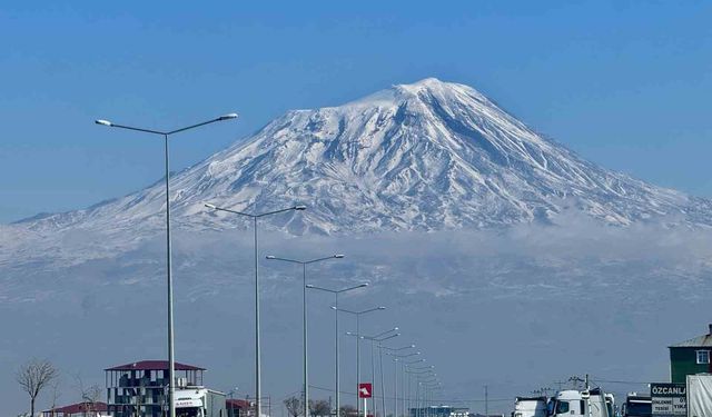 Ağrı Dağı ihtişamıyla göz kamaştırıyor