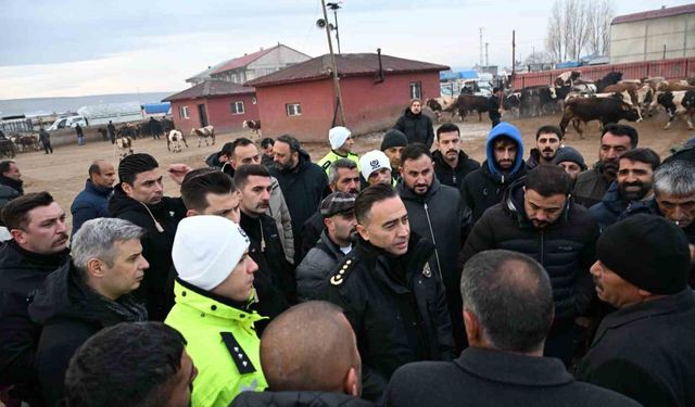 Ağrı Emniyet Müdürü Göksel Önder, Hayvan Borsasını ziyaret etti