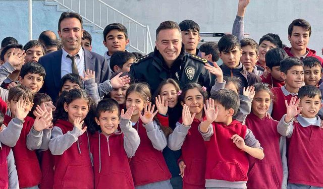 Ağrı'da emniyet personelinden minik yüreklere kışlık bot