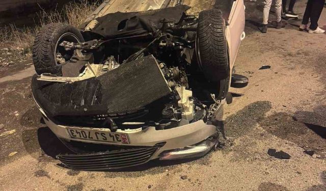 Ağrı'da kazada kaldırıma çarpan araç takla attı: 2 yaralı
