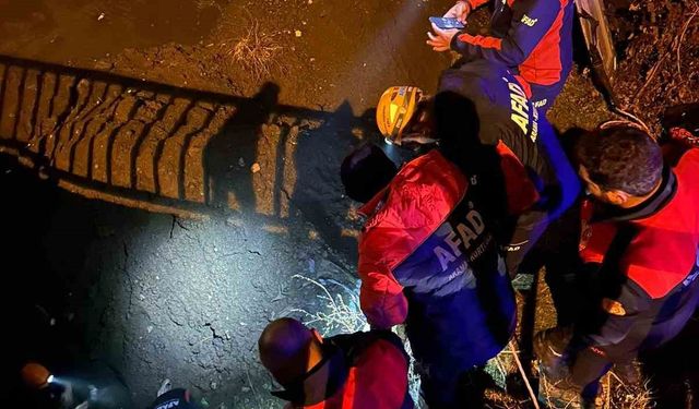 Ağrı'da köprüden düşen kişi ekiplerin hızlı müdahalesiyle kurtarıldı