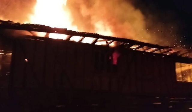 Ahşap ev alev alev yandı