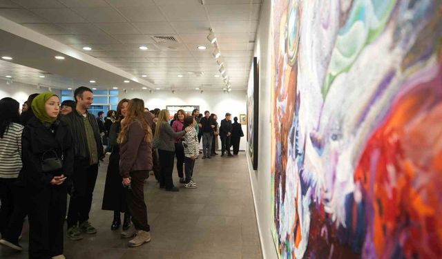 Akademisyenin 38 yıllık sanat yolculuğunu anlatan '38/50: Retro-Perspektif' sergisi