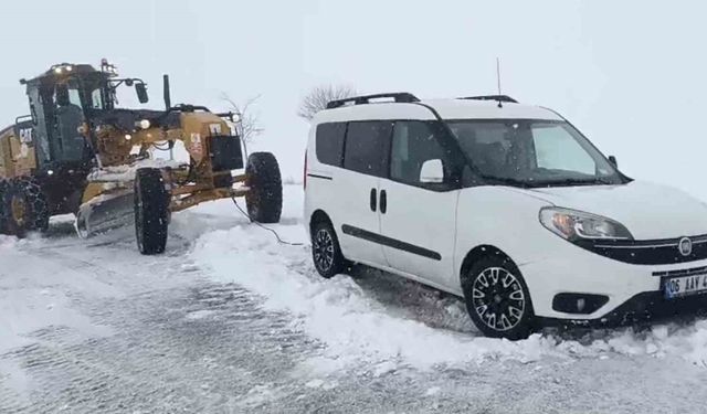 Aksaray'da yoğun kar yağışı nedeniyle yolda mahsur kalan araçlar kurtarılıyor