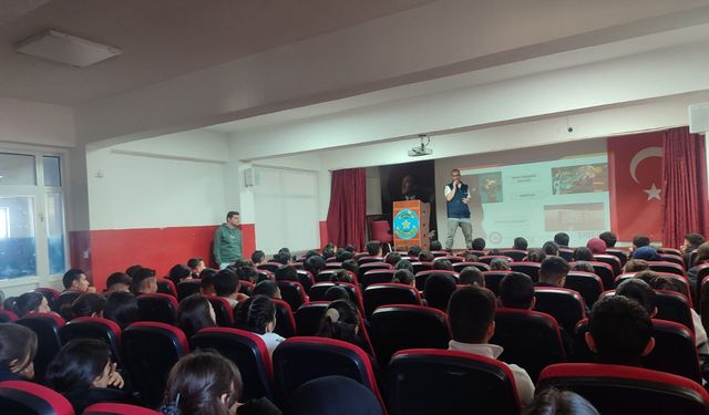 Akyaka 300 öğrenciye siber suçlarla mücadele eğitimi verildi