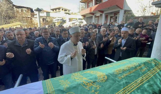 Alaplı İlçe Milli Eğitim Müdürü annesinin cenaze namazını kıldırdı