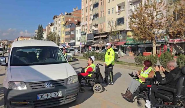 Amasya'da polis, sürücüleri engelli vatandaşlar için durdurdu