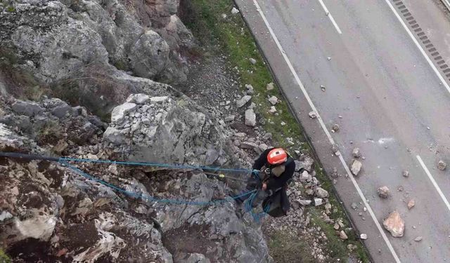 Amasya'da riskli kaya parçaları sökülerek yola düşürüldü, hummalı çalışma dronla görüntülendi