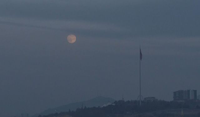 Ankara'da Süper Ay ve uçak aynı karede