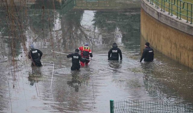 Ankara'dan gelen 'Kurbağa Adamlar' da kayıp öğretmenin arama çalışmasına katıldı