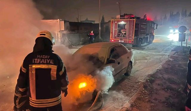 Antakya'da yanan otomobilde hasar oluştu