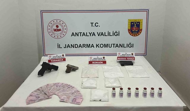Antalya'da jandarmadan 3 eve uyuşturucu baskını