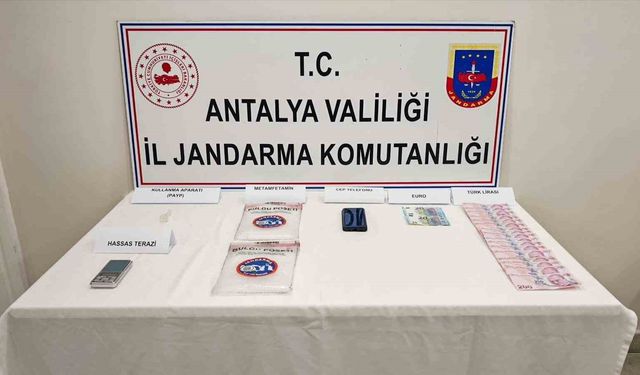 Araçta yapılan aramada 1 kilo 185 gram metamfetamin ele geçirdi