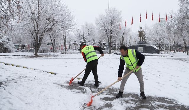 Ardahan'da belediyeden karla mücadele