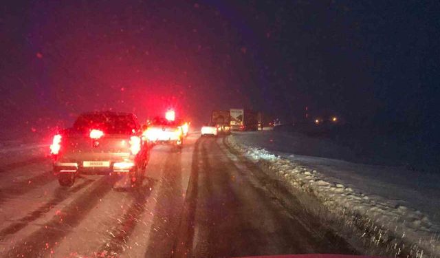 Ardahan'da kar ve yoğun tipi ulaşımda aksamalara neden oldu
