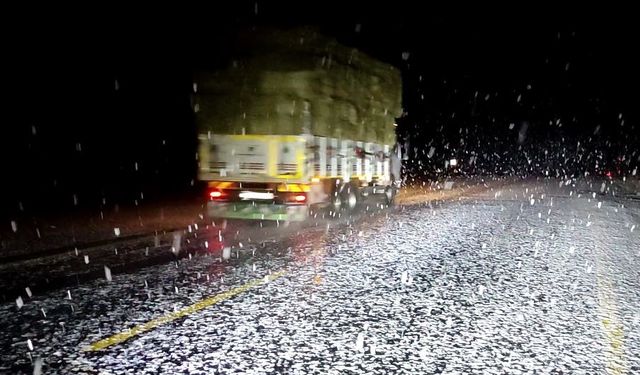 Ardahan'da kar yağışı ulaşımı olumsuz etkiledi
