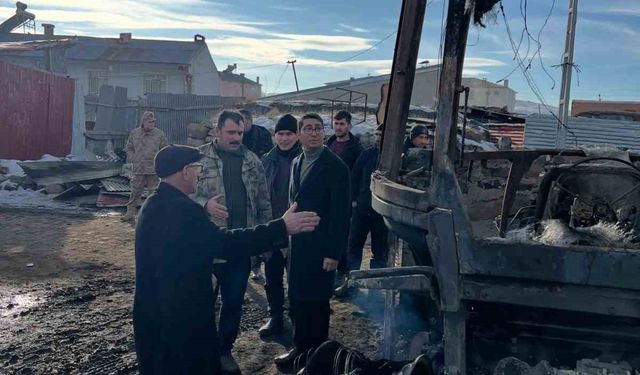 Ardahan'da korkutan yangın: Traktör, ot balyaları ve 10 ton tahıl küle döndü