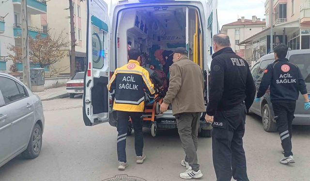 Arkadaşıyla şakalaşırken bıçağın üzerine düşen genç yaralandı