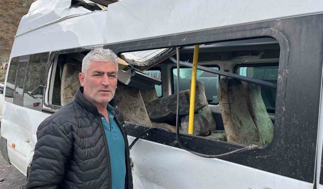 Artvin'de üzerlerine kaya yağan minibüs şoför yaşadıkları korku dolu anları anlattı