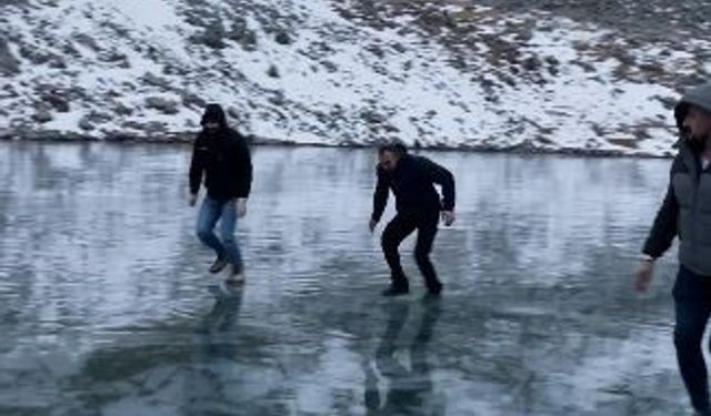 Artvinli gençler buz tutan Karagöl'de taş atıp test ettiler, sonra eğlendiler