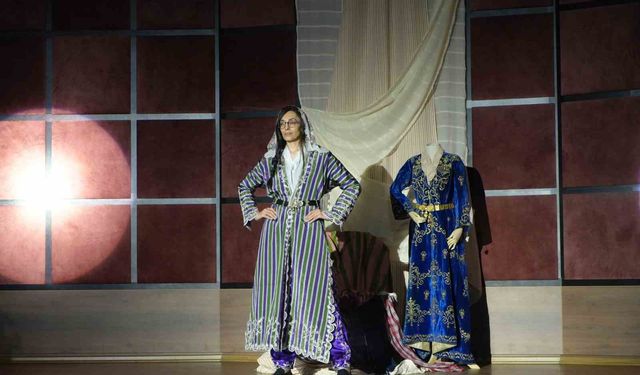 Asırlar önce kadınların giydiği kıyafetler defilede sergilendi