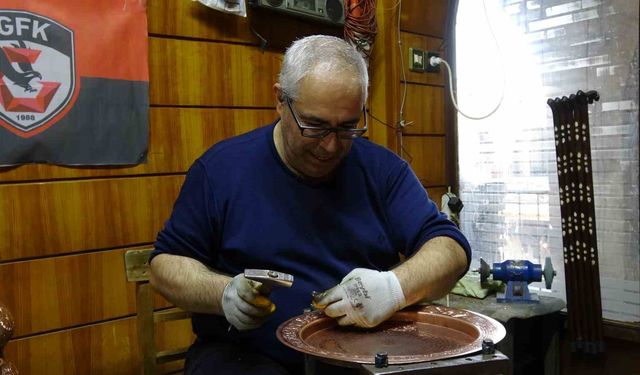 Baba mesleği bakırcılığı 40 yıldır aynı dükkanda sürdürüyor