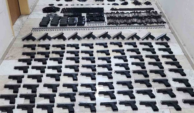 Bagajdan silah deposu gibi 90 adet ruhsatsız tabancı çıktı