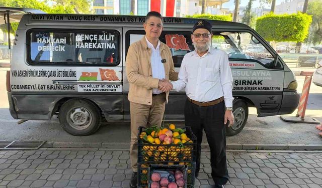 Bahçesini don vuran 'Elmacı Dede', Hatay'dan yüklediği mandalinaları Mehmetçiğe götürmek için yola çıktı