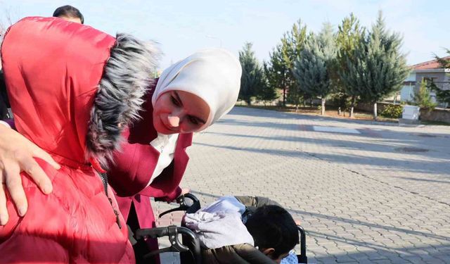 Bakan Göktaş, Ankara'da kardeşleriyle birlikte devlet korumasına alınan Adnan'ı ziyaret etti