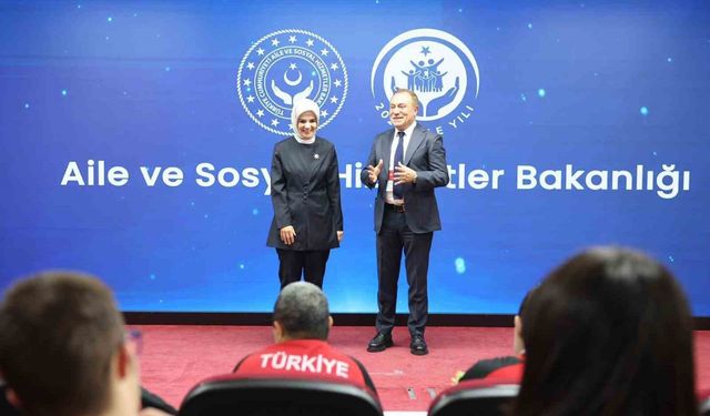 Bakan Göktaş engelli sporcularla bir araya geldi