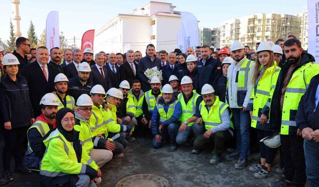 Bakan Kurum: 'Son tuğlalarımızı koyuyor, son çivilerimizi çakıyoruz'