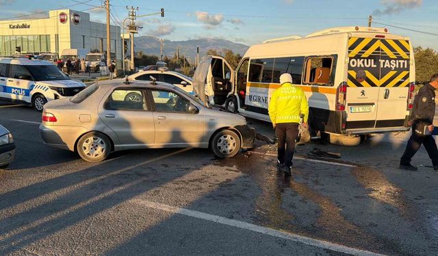 Balıkesir'de öğrenci servisi ile otomobil çarpıştı: 7 yaralı
