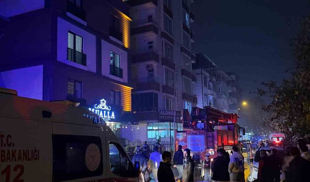 Batman'da cinnet getiren şahıs, evinin eşyalarını sokağa fırlattı