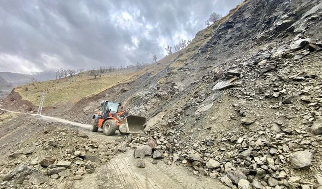 Batman'da şiddetli yağışlarla birlikte bazı köy ve mezra yolları ulaşıma kapandı