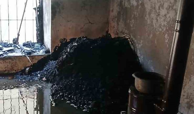 Batman'da sobadan çıkan kıvılcımlar evi küle çevirdi