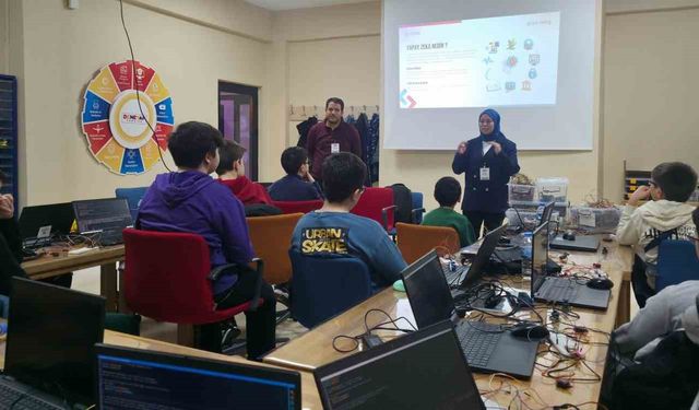 Bayburt'ta öğrencilere yapay zekanın işleyişi anlatılarak eğitim verildi