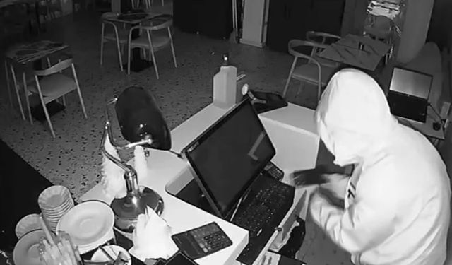 Beylikdüzü'nde 3 işyerinden toplam 51 bin 500 TL çalan hırsızlar kamerada