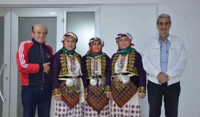 Bilecik'te 45 yıldır halk oyunu öğretiyor